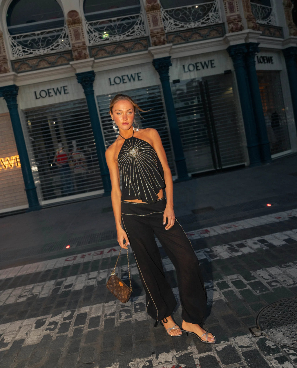 TOP JUST LEFT · NEGRO