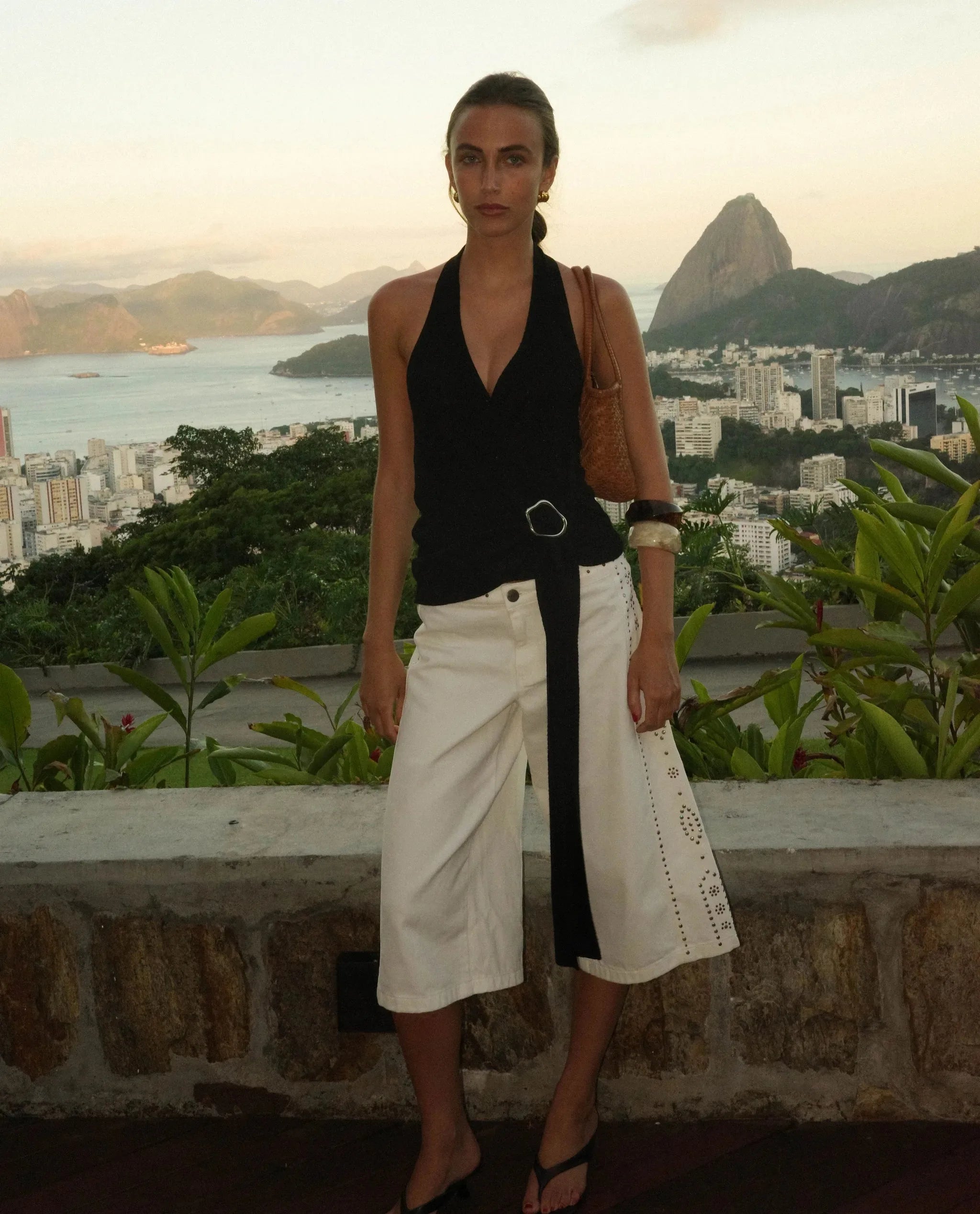 TOP STAY A BIT · NEGRO